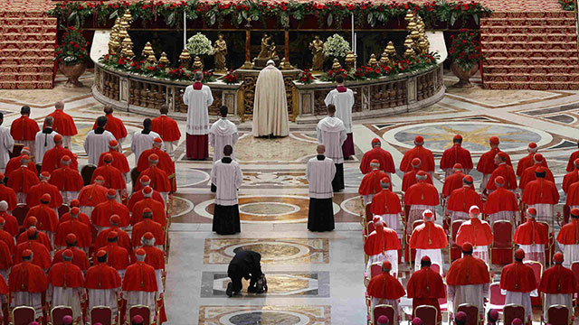 Report: Dicastery prefect defends Pope Francis’ document restricting Latin Mass at Vatican meeting with cardinals